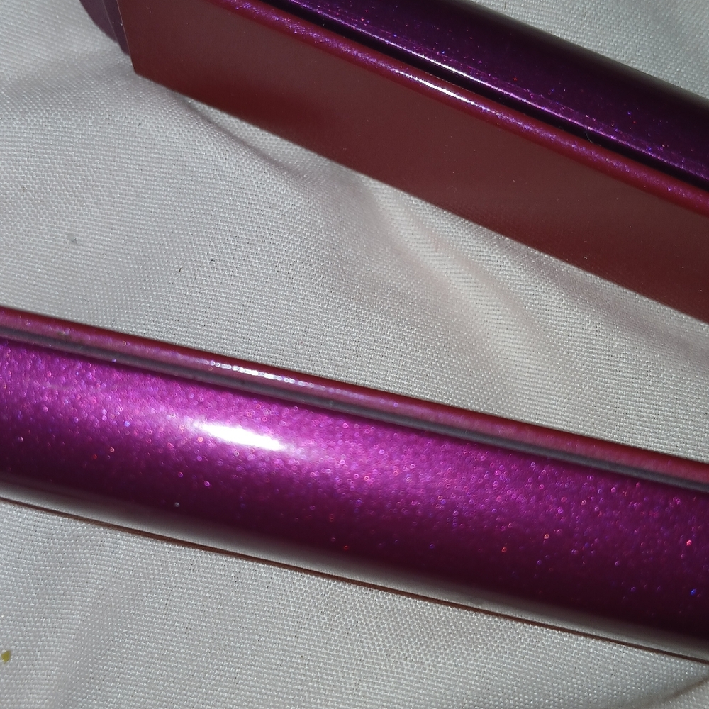 Babybliss flat iron mini travel or on bangs. Super cute and easy to use.